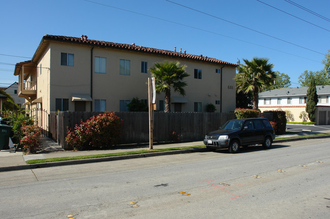 681 Rollins Rd in Burlingame, CA - Foto de edificio - Building Photo