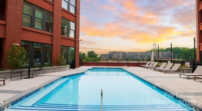 300 E 36th St, Unit C1 in Charlotte, NC - Foto de edificio - Building Photo