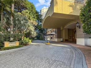 888 Douglas Rd in Coral Gables, FL - Foto de edificio - Building Photo