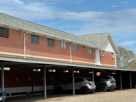 Colonial Arms Apartments in Port Lavaca, TX - Building Photo
