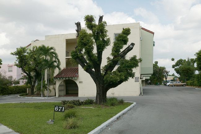 Mendez Apartments in Miami, FL - Building Photo - Building Photo