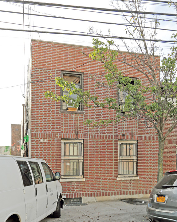 38-21 9th St in Long Island City, NY - Building Photo