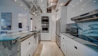 1155 Brickell Bay Dr in Miami, FL - Building Photo