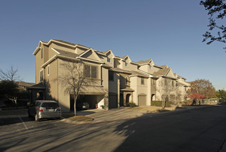 Alicante Townhomes and Condos in Austin, TX - Foto de edificio - Building Photo