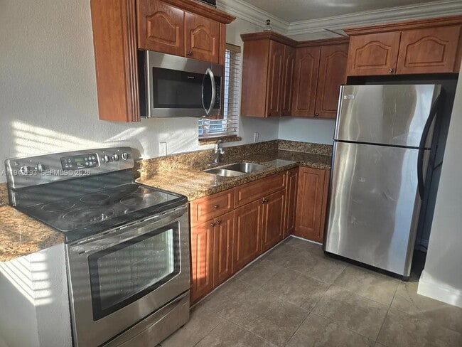 2323 Van Buren St in Hollywood, FL - Foto de edificio - Building Photo