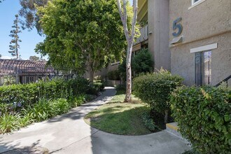 21372 Brookhurst St in Huntington Beach, CA - Building Photo - Building Photo