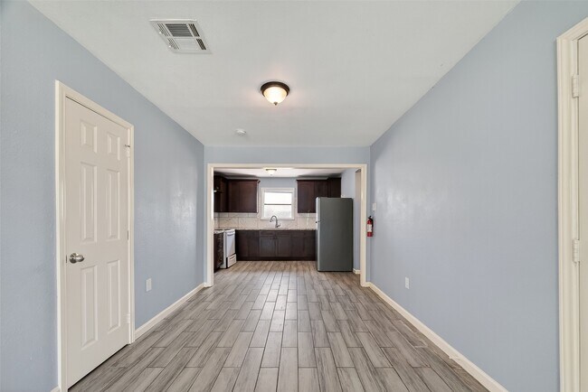 6022 Lyndhurst Dr