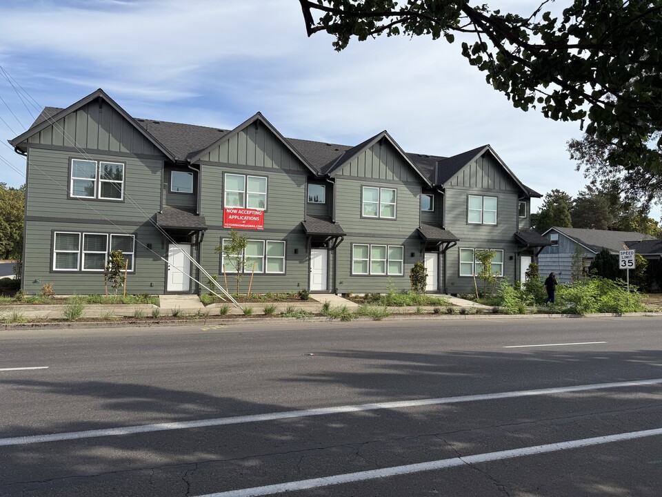 1903 Hawthorne St, Unit A in Forest Grove, OR - Foto de edificio