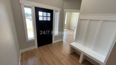 1761 NE Robert Rd in Estacada, OR - Foto de edificio - Building Photo