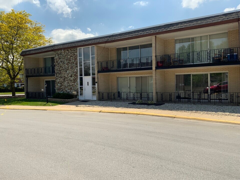 18204 Exchange Ave in Lansing, IL - Foto de edificio