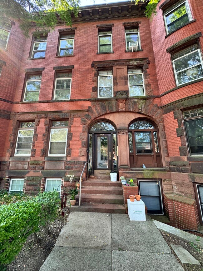 1901 Beacon St, Unit 2 in Brookline, MA - Building Photo - Building Photo