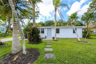 5761 Lancewood Way in Naples, FL - Foto de edificio - Building Photo