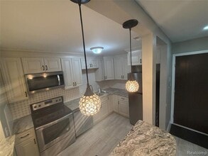 32013 W 12 Mile Rd in Farmington Hills, MI - Building Photo - Building Photo