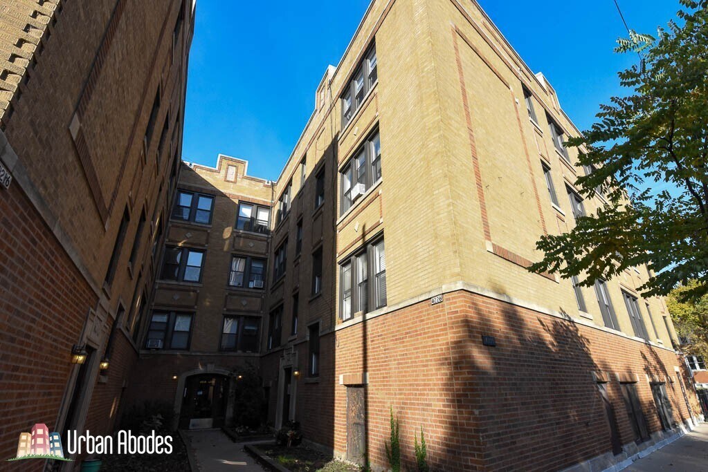 4224 N Clark St, Unit A00C in Chicago, IL - Building Photo