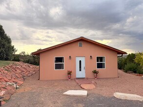 19 Scarlett Ln in Santa Fe, NM - Foto de edificio - Building Photo