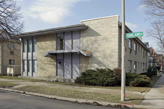 1945 N Oakland Ave in Milwaukee, WI - Foto de edificio - Building Photo