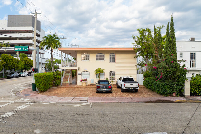 Emerson House Condominium in Miami Beach, FL - Building Photo - Building Photo