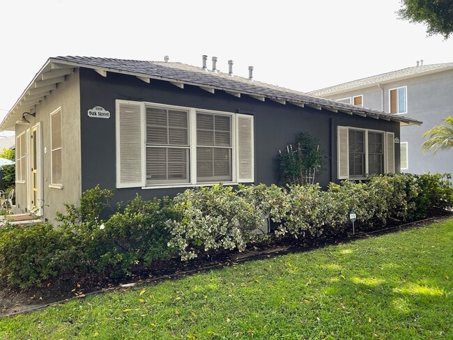 2326 Oak St, Unit 2326 one half