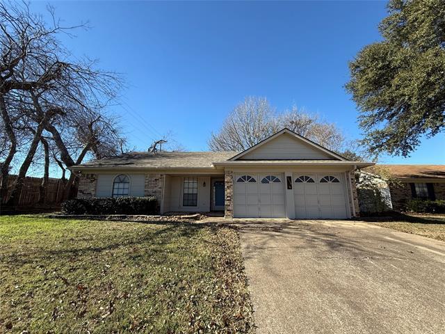 1116 Melvin Dr in Benbrook, TX - Building Photo