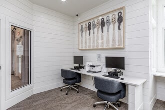 Four Seasons in Yorktown, VA - Foto de edificio - Interior Photo