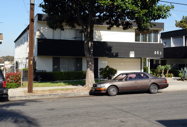 807 Edgewood St in Inglewood, CA - Foto de edificio - Building Photo