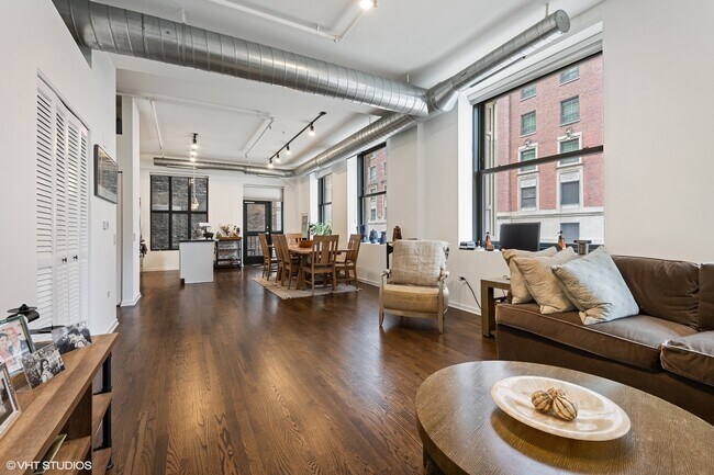 6 E Monroe St in Chicago, IL - Foto de edificio - Building Photo