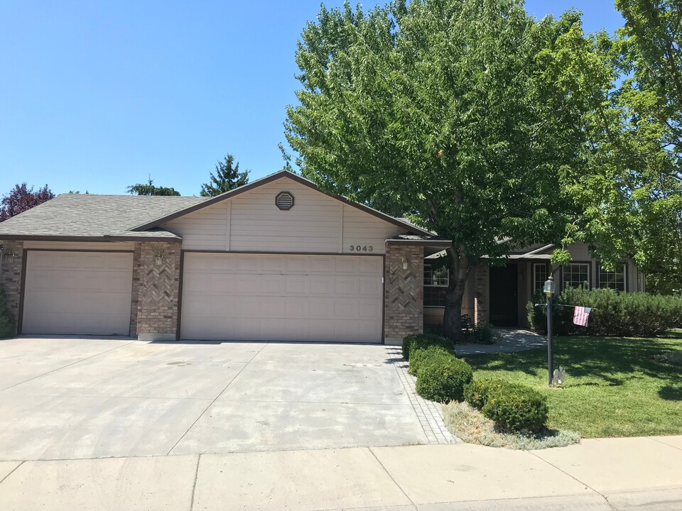 3043 N Yellow Peak Way in Meridian, ID - Foto de edificio