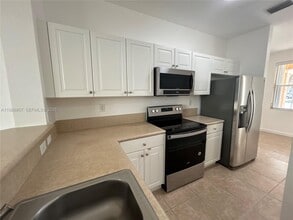 230 SE 29th Ave in Homestead, FL - Foto de edificio - Building Photo