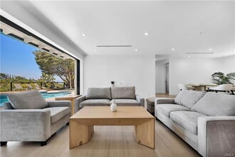 17072 Oak View Dr in Los Angeles, CA - Building Photo - Building Photo