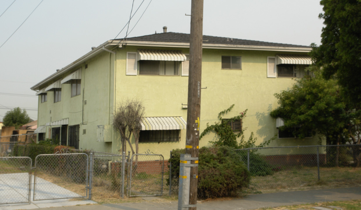 1141 73rd Ave in Oakland, CA - Foto de edificio