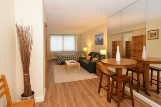 130 Water St, Unit 9D in New York, NY - Building Photo - Building Photo