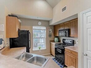 5541 Rosehill Rd, Unit 202 in Sarasota, FL - Foto de edificio - Building Photo