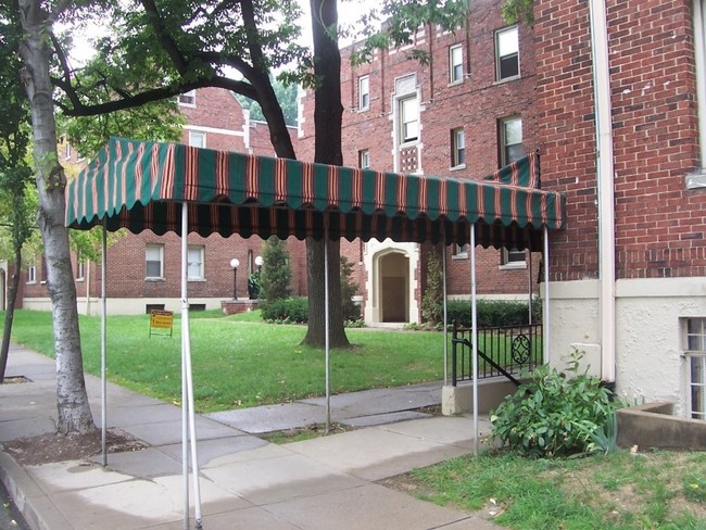 Tudor Court in Cincinnati, OH - Foto de edificio - Building Photo