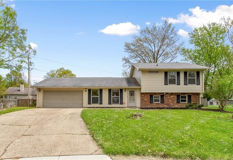 613 Roberta Ct in Brownsburg, IN - Building Photo