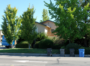 2304 Maher Dr in Santa Rosa, CA - Building Photo - Building Photo