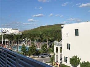 10046 NW 51st Ter in Doral, FL - Foto de edificio - Building Photo