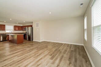 107 Campus Ln in Greenwood, IN - Foto de edificio - Building Photo