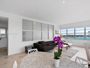 18011 Biscayne Blvd in Aventura, FL - Building Photo - Building Photo