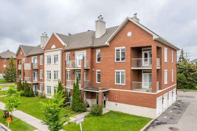 4870 Harry-Worth Rue in Pierrefonds, QC - Building Photo - Building Photo
