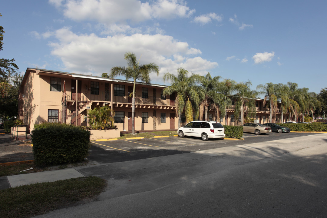 Arthur Street Apartments in Hollywood, FL - Building Photo