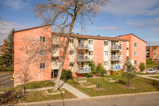 1260 Hyman Rue in Dollard-des-Ormeaux, QC - Building Photo - Building Photo