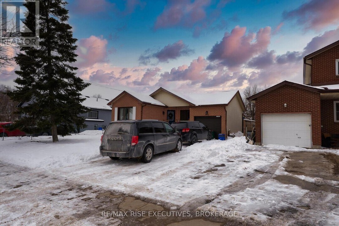 258 Kingscourt Ave in Kingston, ON - Building Photo