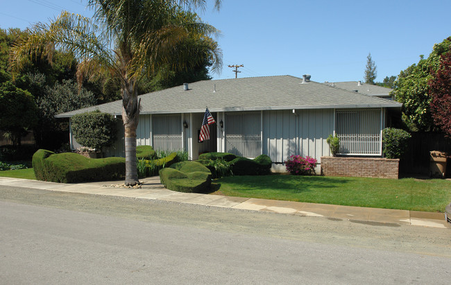 584 Lassen St in Los Altos, CA - Building Photo - Building Photo