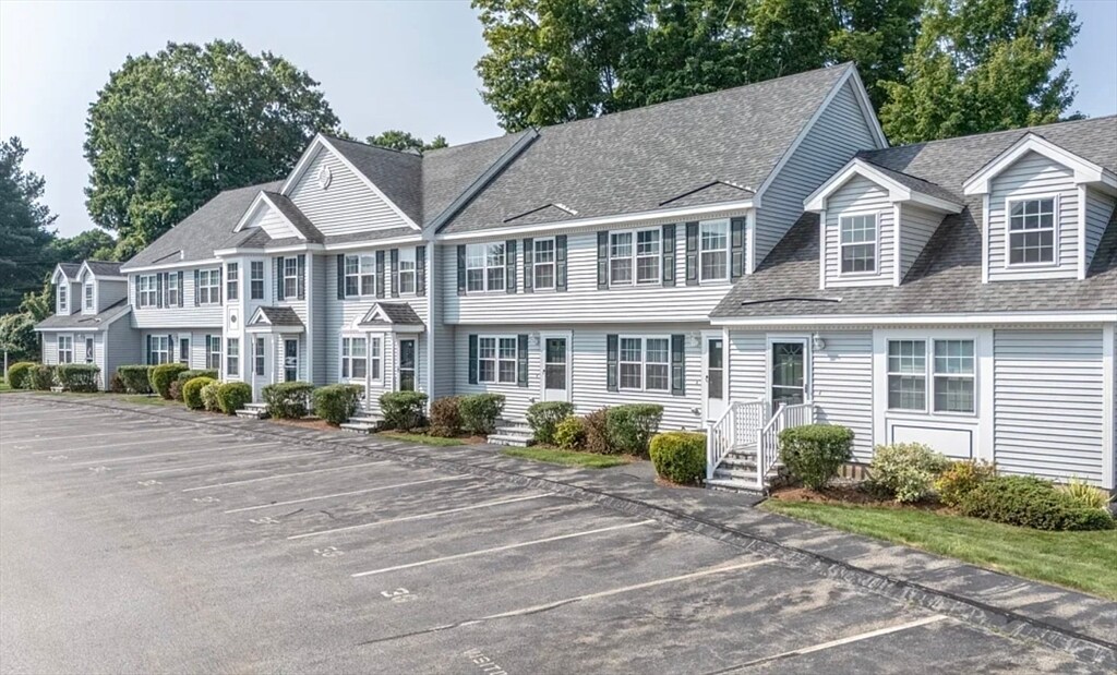 7 Merrimac Way in Tyngsboro, MA - Building Photo