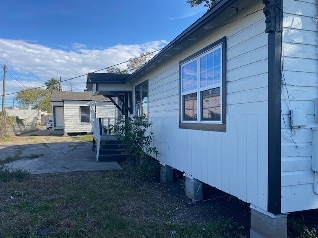 property at 1214 Des Jardines St