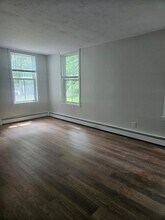 33 Rockland St in Canton, MA - Foto de edificio - Building Photo