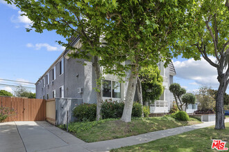 2638 S Barrington Ave in Los Angeles, CA - Building Photo - Building Photo