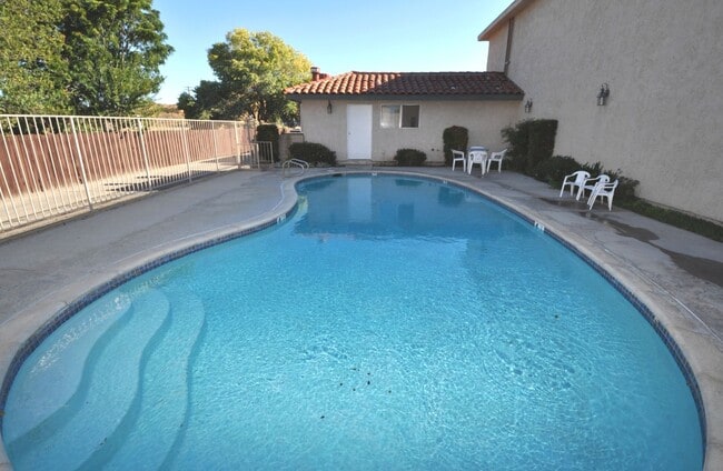 25052 Walnut St in Santa Clarita, CA - Building Photo - Building Photo