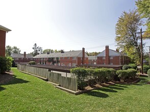 Colonial Court Terraces in Birmingham, MI - Foto de edificio - Building Photo