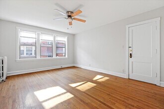 2342 W Touhy Ave in Chicago, IL - Building Photo - Building Photo